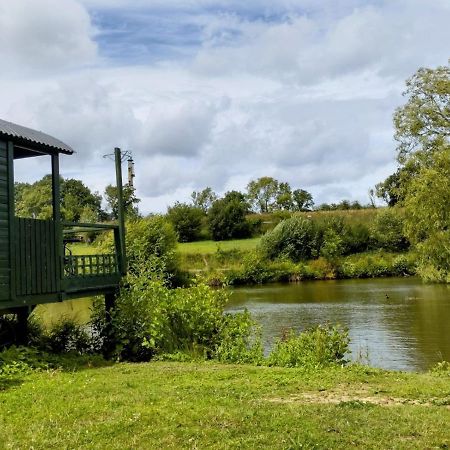 Charming Tranquil Shepherds Hut With Lakeside Balcony 'Roach' Uckfield Exteriör bild