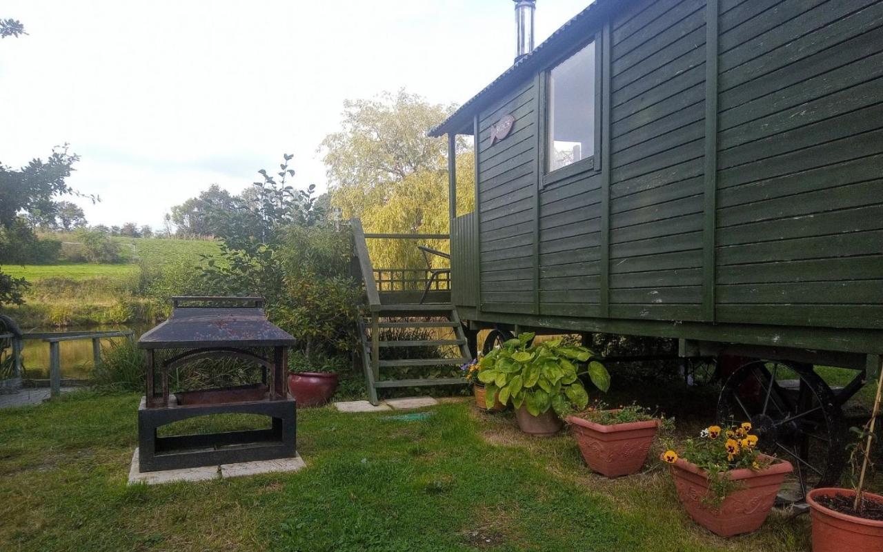 Charming Tranquil Shepherds Hut With Lakeside Balcony 'Roach' Uckfield Exteriör bild