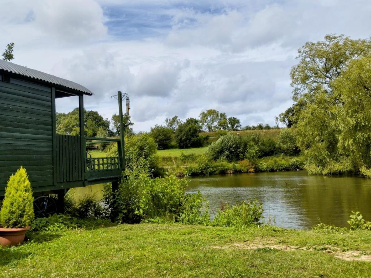 Charming Tranquil Shepherds Hut With Lakeside Balcony 'Roach' Uckfield Exteriör bild