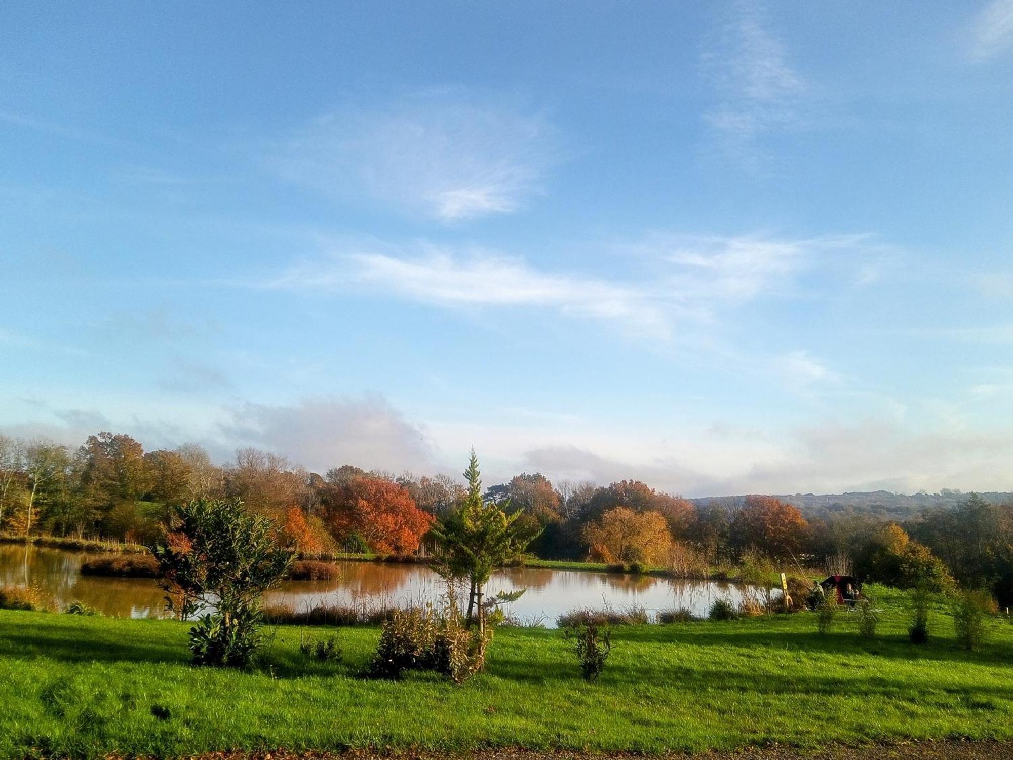 Charming Tranquil Shepherds Hut With Lakeside Balcony 'Roach' Uckfield Exteriör bild