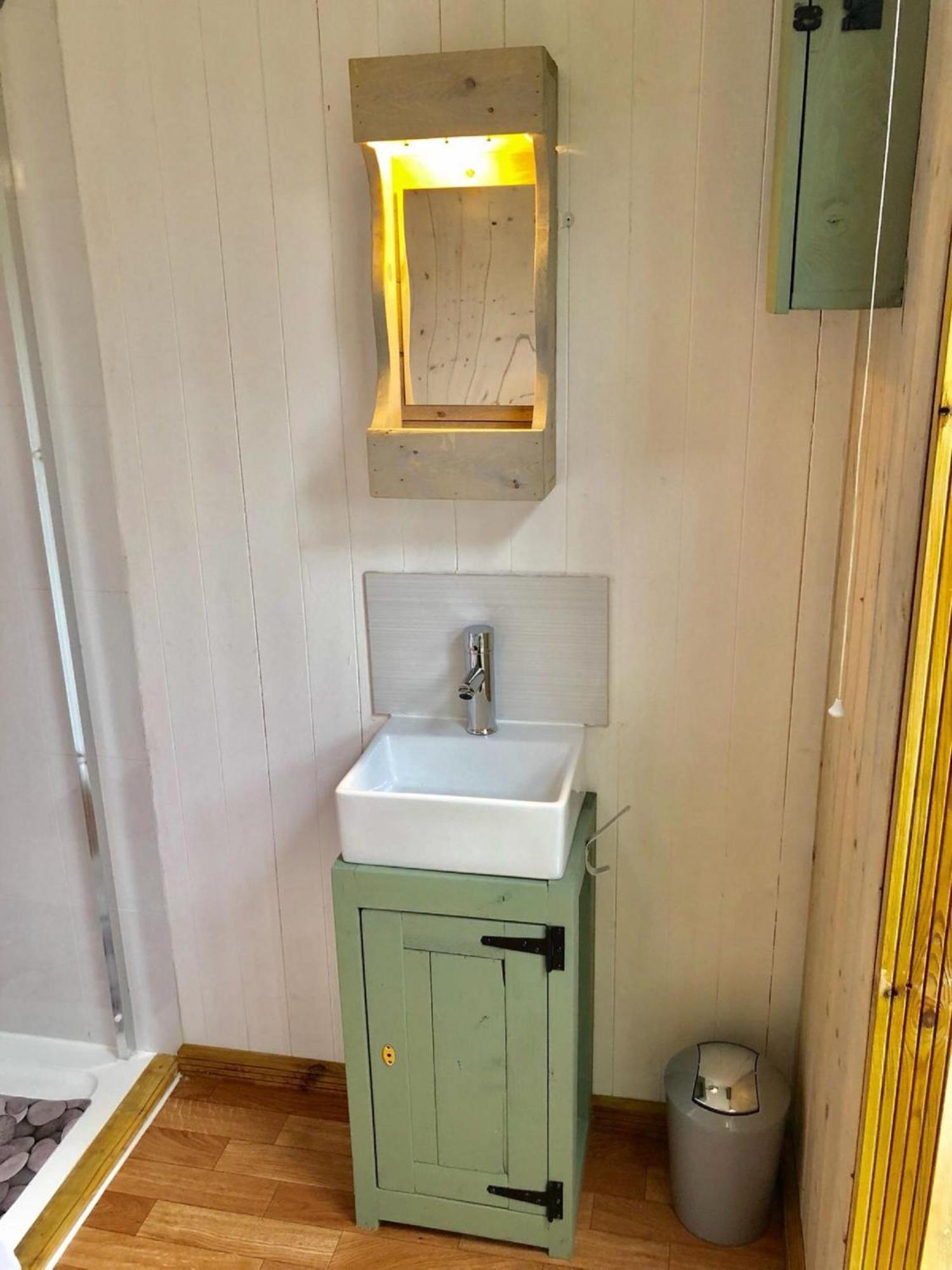 Charming Tranquil Shepherds Hut With Lakeside Balcony 'Roach' Uckfield Exteriör bild