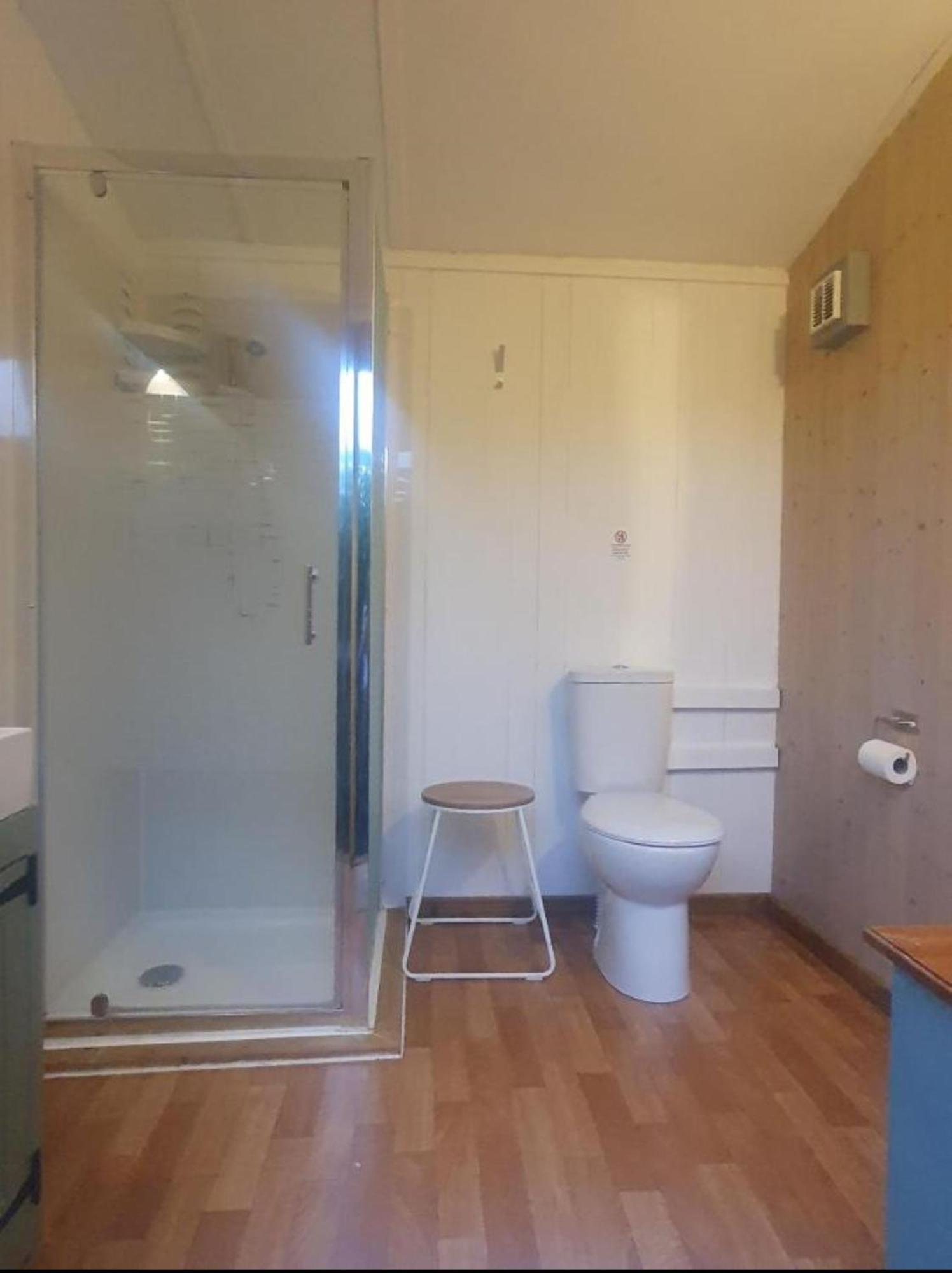 Charming Tranquil Shepherds Hut With Lakeside Balcony 'Roach' Uckfield Exteriör bild