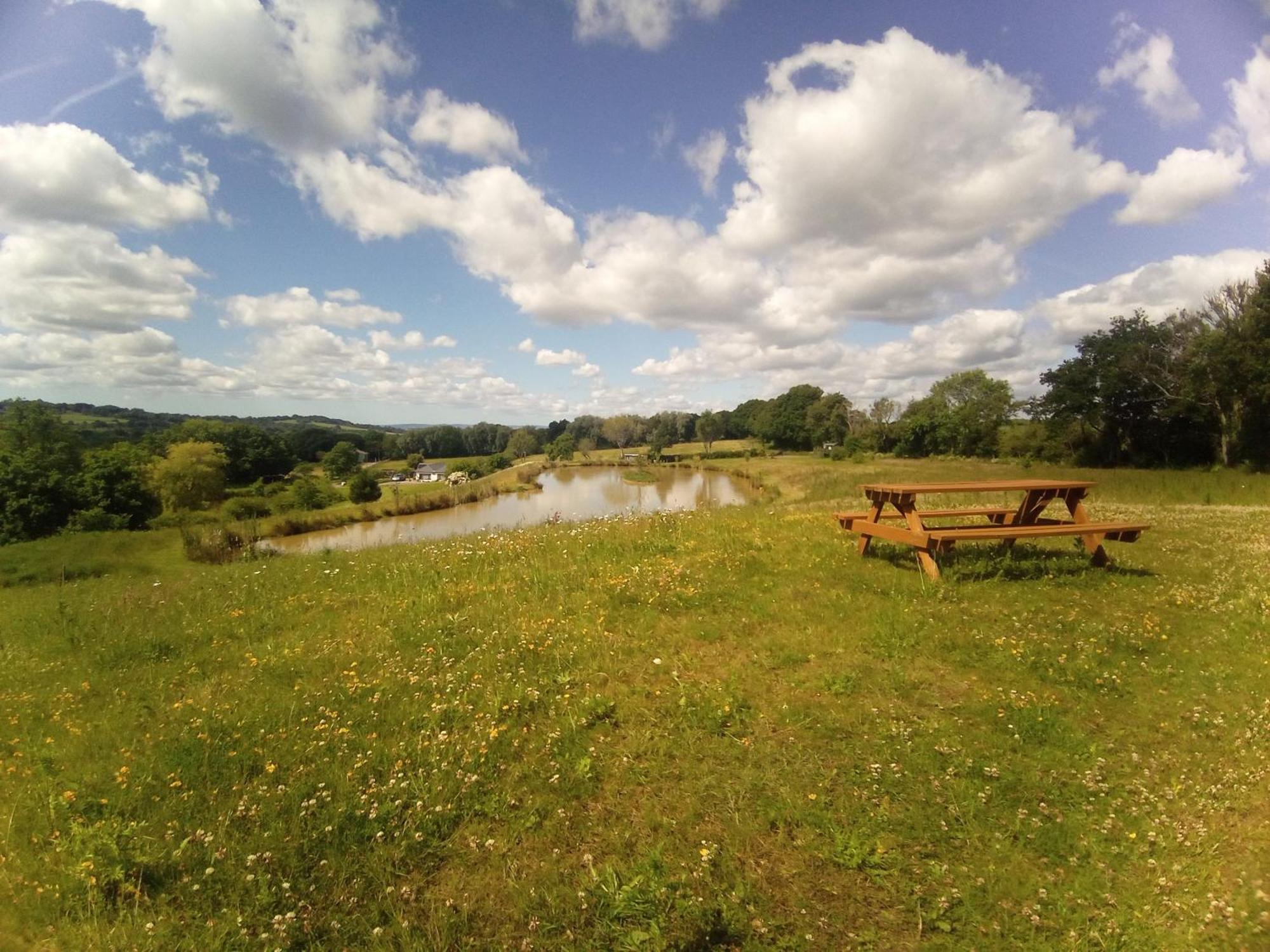 Charming Tranquil Shepherds Hut With Lakeside Balcony 'Roach' Uckfield Exteriör bild